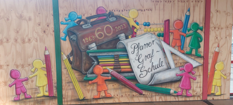 Lothar Bohn gestaltet Wand zum Schuljubiläum