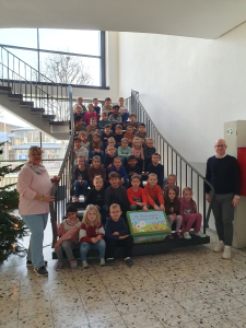 Sparkasse Kraichgau-Stiftung überreicht Bienenkoffer an Pfarrer-Graf-Grundschule