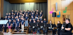 Dorfkinder begeistern mit musikalischem Abend in der Schulsporthalle