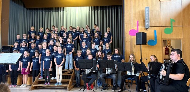 Dorfkinder begeistern mit musikalischem Abend in der Schulsporthalle